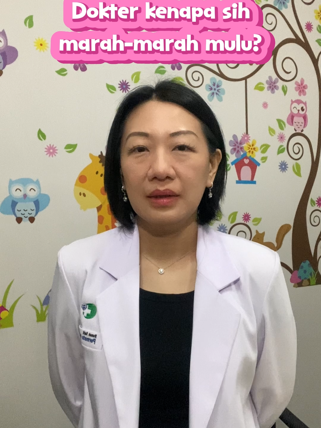 “Dokter kenapa sih marah-marah mulu?”  Padahal yang bikin kesel… ya Parents sendiri 😮‍💨 👩‍⚕️ Anak dipukulin. Dikasih es pas lagi radang.  Terus dimarahin balik pas nangis.  Lalu tanya, “Kenapa anak saya jadi susah diatur?” Kadang bukan anaknya yang perlu diubah.  Tapi pola pikir kita, yang udah keliru dari awal. Jadi kalau dokter kelihatan ‘marah’…  Itu karena ada anak yang gak bisa belain dirinya sendiri.  Dan dokter cuma pengen satu hal: Anak aman. Titik. Jangan lupa follow @dr_esterhonoris untuk info kesehatan anak lainnya🤗💙 #drEster #ParentingTanpaKekerasan #DokterAnakNgomong #KeselKarenaSayang #JanganBikinAnakJadiKorban #GentleParenting