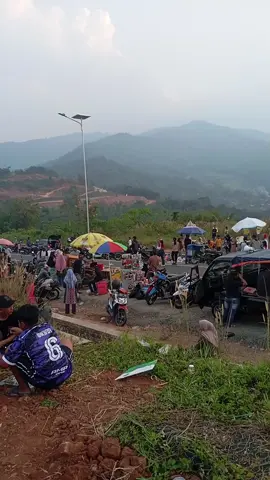 lembur kuring jadi rame punten dijaga kebersihan na pados nyaman kanggo urang sadaya sareng tetep endah katingal na #lingkarutarajatigede #pasiringkik #cisitu #sumedang #jawabarat 