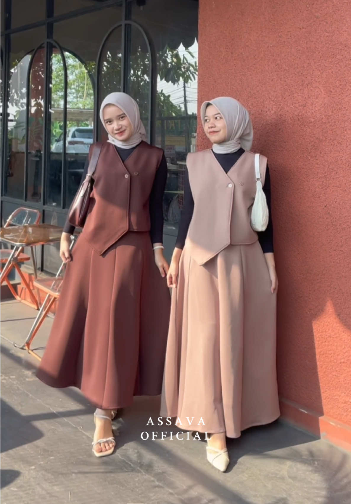 Kalian lebih suka warna Coffee atau Mocca nih? #setelanwanita #onesetkekinian #atasanvest #OOTD #mahogany #onesetmahogany  
