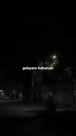 Menetaplah dengan satu orang dan nikmati prosesnya bersama, meski tiap hari ribut tapi tempat pulang hanya dia seorang, karena sepahit dan sesulit apapun harus ingat bahwa bukan lagi dalam fase mencari, melainkan dalam fase bertahan. #kawitaningsinawang #cahkerjo #farelprayoga #lirik #CapCut 