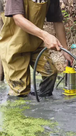 🧤DELTON ชุดเอี๊ยม PVC ชุดลุยน้ำกันเปียกใส่สบาย พร้อมรองเท้าบูทกันน้ำในตัว 👢ตัดเย็บดี กันน้ำเข้า มียางรัดข้อ 👌 ใส่ทำสวน งานล้างรถ ลุยน้ำท่วม 💪 ผลิตจาก PVC เนื้อยืดหยุ่นดี เคลือบด้านในใส่สบายไม่เหนียวตัว 🎯 มีหลายไซต์ให้เลือกครบ ใครหาชุดลุยน้ำแบบใส่แล้วสบายตัวนี้ตอบโจทย์ค่ะะ ✅🔥⛑️#delinomall #delton #ชุดเอี๊ยมกันน้ําเต็มตัว #อุปกรณ์ช่าง #tiktokshop 