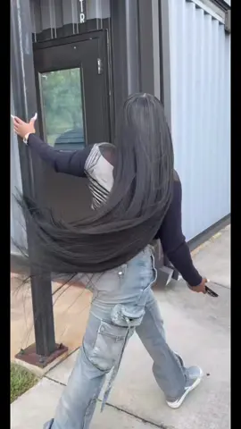 inchesss 😍😍 grab my overseas raw hair vendor who provides hair up to 40 inches & does packaging + hair accessories.  start your business, or shop your hair at wholesale prices 🌟 stop letting them gate keep the good vendors from yall! 😭 grab our vendor on our page. hair from: cliffvmir on ig #foryoupage #rawhairextensions #hairinfluencer #saucysantana #silkyhair 