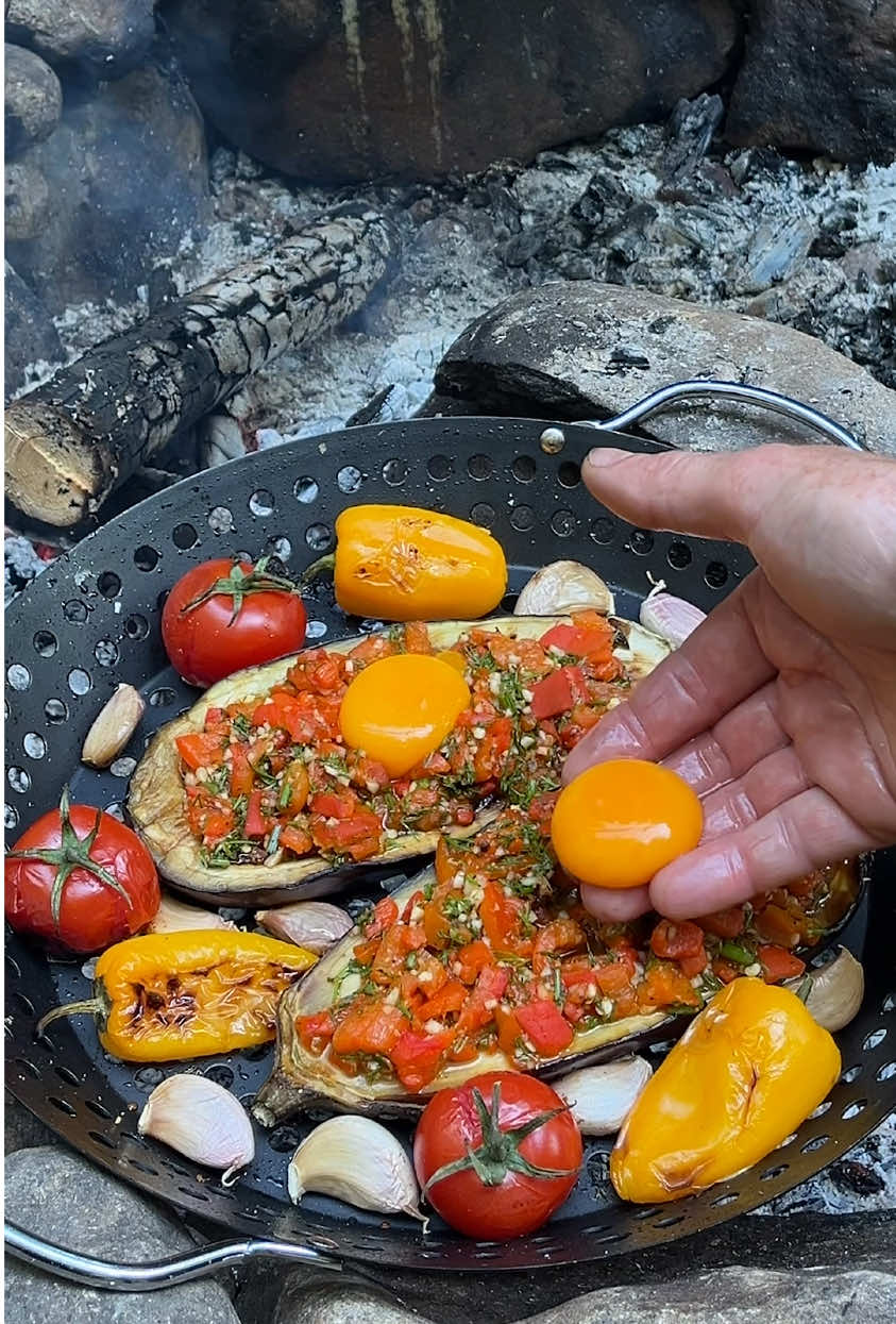 🇺🇸 | Would you indulge in this incredibly delicious and juicy fire-smoked fish 🐟, grilled vegetables 🫑🍆🍅, and freshly baked Georgian 🇬🇪 pastries 🥟? 🔥🫡  🇩🇪 | Würdest du dir diesen unglaublich leckeren und saftigen, über dem Feuer geräucherten  Fisch 🐟, das auf dem Grill geschmorte Gemüse 🫑🍆🍅 und frisch gebackene georgische 🇬🇪 Teigtaschen mit Kartoffeln und Schafskäse 🥟 schmecken lassen? 🔥🫡 🇷🇺 | Ты бы полакомился этой невероятно вкусной и сочной, вяленой над костром рыбой 🐟, томлёнными на гриле овощами 🫑🍆🍅 и свежеиспеченными грузинскими 🇬🇪 пирожками 🥟? 🔥🫡 🔪🔪 The best universal knives from @The Nikos Knife (Ad) 🔥🫡 #outdoor #outdoorcooking #camping #food #cooking #foodvideo #nature #forest #survival #foodvideos #usa #america #cooking #hungry #foodporn #wilderness #germany #adventures #asmr #asmrvideo #campfire #outdoorkitchen #fish #fyp 