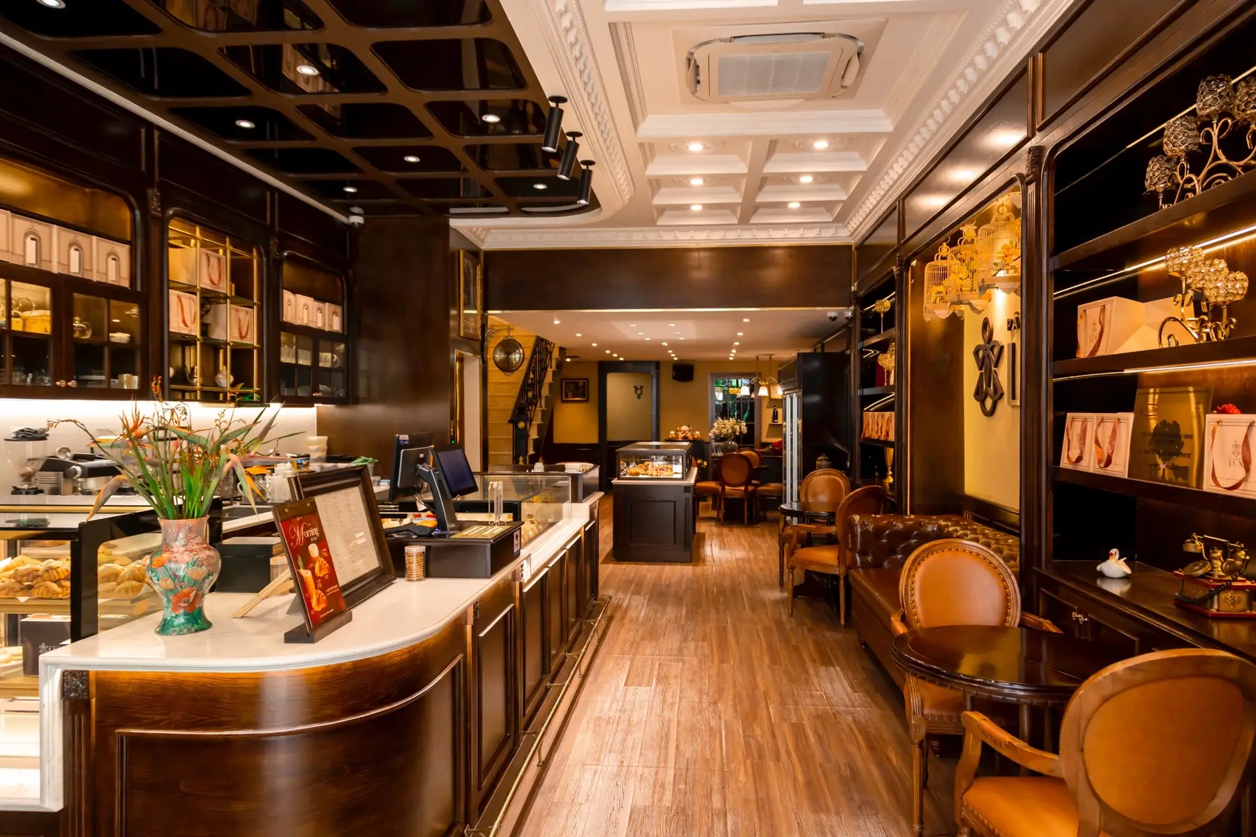 Cuối tuần là khoảnh khắc để tận hưởng nhịp sống chậm với những phút giây sum họp ấm áp. Pâtisserie de LUX mang đến không gian ấm cúng, nơi hương bánh ngọt ngào cùng ánh nắng dịu nhẹ điểm tô cho những kỷ niệm đong đầy bên gia đình và bạn bè. Ghé Pâtisserie de LUX cùng gia đình và tận hưởng cuối tuần ấm áp, sang trọng này bạn nhé! #PâtisseriedeLux #Lux #LUXpastry #France #BánhchuẩnPháp #luxury #classic #entremet 