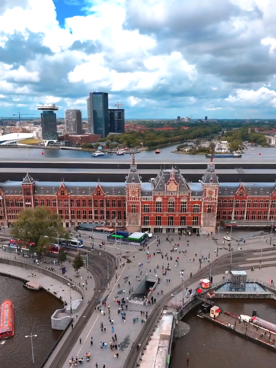 Welcome to Amsterdam, Netherlands 🇳🇱.  #Amsterdam #Netherlands #holland #dutch #videography #photography #beautifulMoments #beautifulplaces #Locals #travelers #DreamDestinations #ExploreNetherlands #AlaBro74 #AlaBro06 