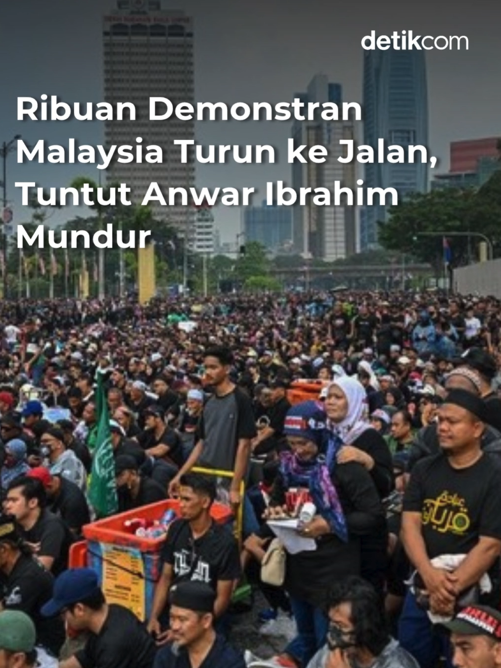 ☝🏻☝🏻☝🏻☝🏻☝🏻☝🏻☝🏻 KLIK LINK DI ATAS UNTUK BACA BERITA LENGKAPNYA Ribuan warga Malaysia turun ke jalanan ibu kota Kuala Lumpur pada Sabtu (26/7) waktu setempat dalam aksi memprotes biaya hidup yang melonjak. Dalam aksinya, para demonstran juga menuntut Perdana Menteri (PM) Anwar Ibrahim, yang dianggap gagal memenuhi janji reformasi, untuk mundur dari jabatannya. Unjuk rasa yang diselenggarakan oleh partai-partai oposisi ini menandai aksi protes besar pertama di negara tersebut sejak Anwar naik ke tampuk kekuasaan setelah pemilu tahun 2022 lalu. Para demonstran, seperti dilansir AFP, Sabtu (26/7/2025), berkumpul di berbagai titik di sekitar pusat kota Kuala Lumpur sebelum berkumpul dalam jumlah besar di area Lapangan Merdeka pada Sabtu (26/7) waktu setempat. Foto: AFP/MOHD RASFAN Creator: Prastiwi  #kualalumpur #detikcom #demo #anwaribrahim