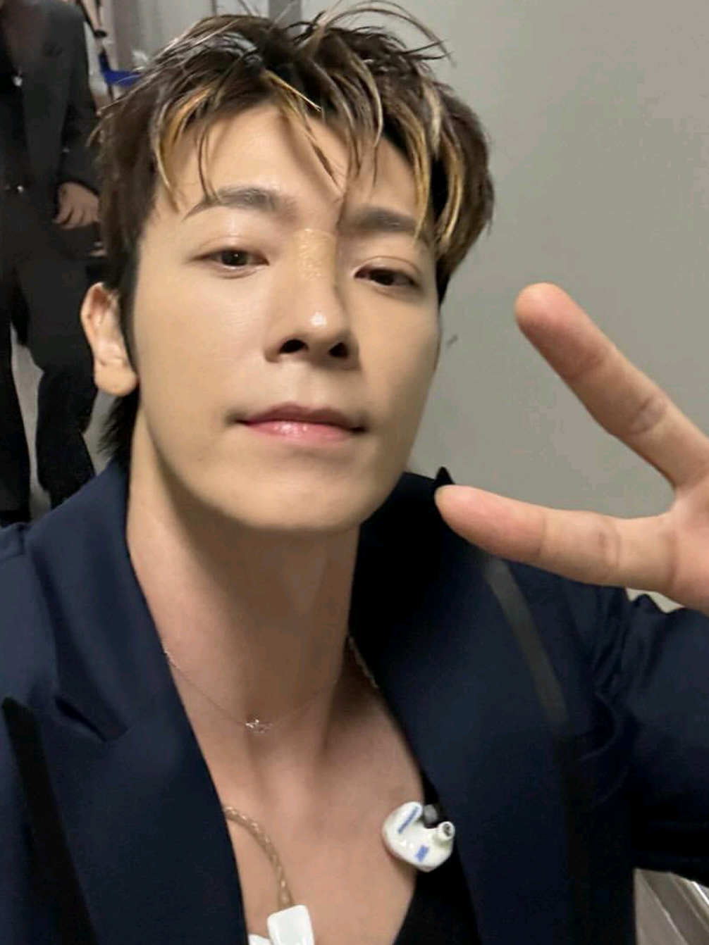 donghae tiba2 banget meluk😭. securitynya ngira itu fanboynya winner🤣 (Donghae at Winner Concert) cr. on video  #superjunior #suju #superjunior_elf 
