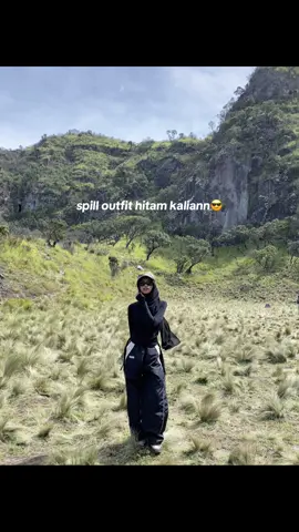 😼 #lawuviacemorosewu #pendakigunung #outfitideas #outfitanakgunung #lawumountain 