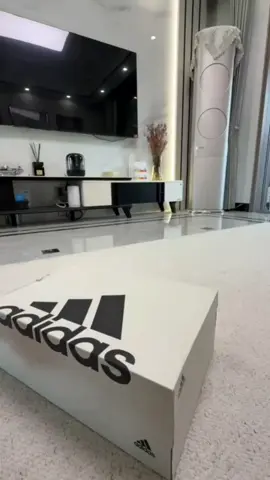 Melangkah ringan, tampil stylish. Adidas Lite Racer 3.0: sepatu ringan, nyaman, dan siap temani aktivitas harianmu. 💨👟 #LiteUpYourDay #AdidasLiteRacer #OOTDSneakers #StyleOnTheGo #SepatuKeren #SneakerAddict #AdidasOriginals #comfortineverystep 