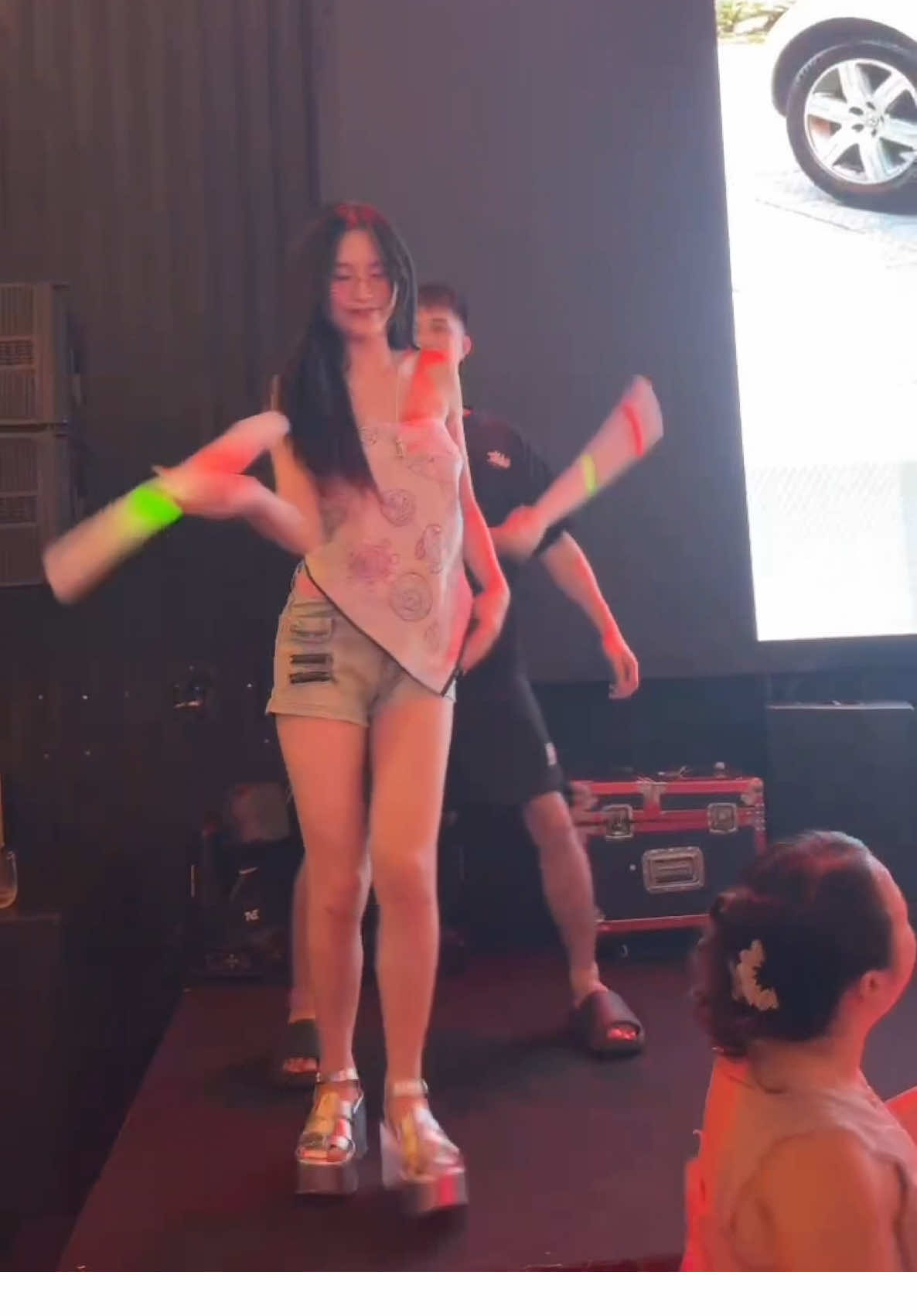 Được hôm gái phường lên thủ đô quậy 🤣🤣🤣 Ước gì không có cái anh đằng sau 🥲 #idol #idollive #livedance #dance #livenhaytheoquatang #livebienhinh 