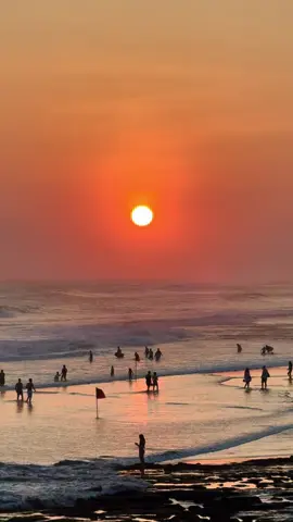 Catch the perfect sunset today🫶🏻 #canggu #beach #bali #sunset 