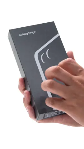 so flipping chill 😌 #asmr #unboxing #samsung #galaxyzflip7 