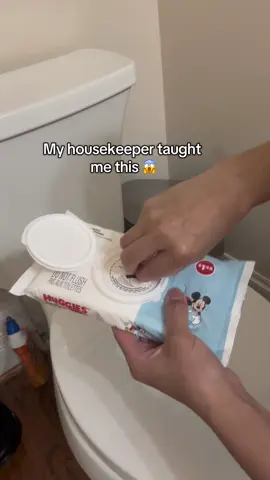 Public Bathroom hack🧹#cleaning #CleanTok #LifeHack #homehack #useful #cleaninghacks #public 