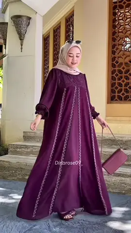 Membalas @nini ada kakk dress yang aku pakai warna burgundy yaa💕
