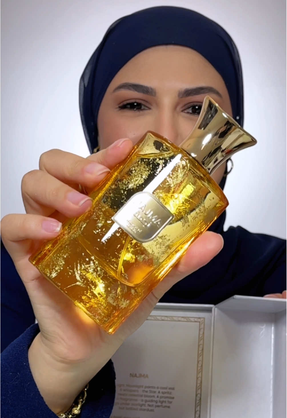 Mais um unboxing de perfume árabe da que eu amo, esse é o NAJMA da @Mawwal Arabia BR , uma fragrância compartilhável, surpreendente e muito agradável. Você já conhece? Me conta aqui  #perfumearabe #perfumariaarabe #resenhaperfume #perfumefeminino #mawwal  *publi 