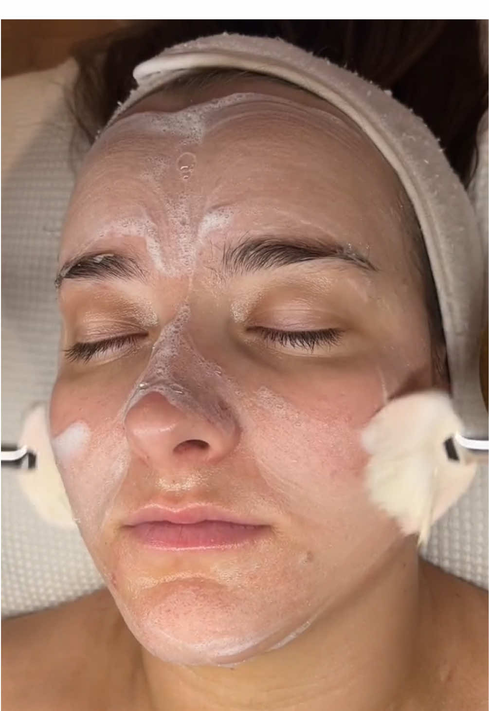 The start of the facial is so important! This sets the tone for the entire appointment and gives you time to analyze and prep the skin for treatment. 🤍 #facials #estheticians #estheticiantiktok #facialbrush 