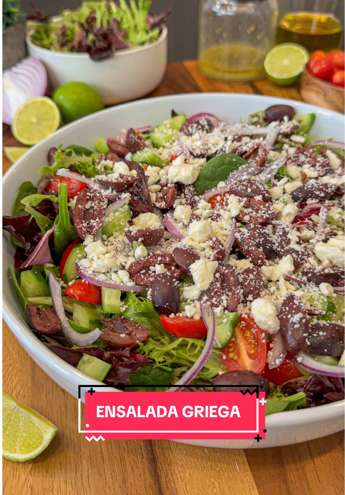 Ensalada griega☘️ English👇 Prebiotic soda @Bloom Nutrition  Ingredientes: - Lechuga - 1tz Tomate cherry  - 2 Pepinos  - 1/4 Cebolla morada  - 1/2tz Aceituna kalamata  - 2cdas Queso feta  - 1 Limon y medio  - Sal - 1/2cdta Pimienta  - 1cdta Orégano - 4cdas Aceite de oliva  - 1 Diente de ajo pequeño Disfruta!✨ . . . Greek Salad☘️ Ingredients: - Lettuce - 1 cup Cherry Tomatoes - 2 Cucumbers - 1/4 Red Onion - 1/2 cup Kalamata Olives - 2 tbsp Feta Cheese - 1 1/2 Lemons - Salt - 1/2 tsp Pepper - 4 tbsp Olive Oil - 1 small Garlic Clove - 1 tsp Oregano Enjoy! ✨ #bloompartner  #bloompop #recetasfaciles #ensaladagriega  #ensalada
