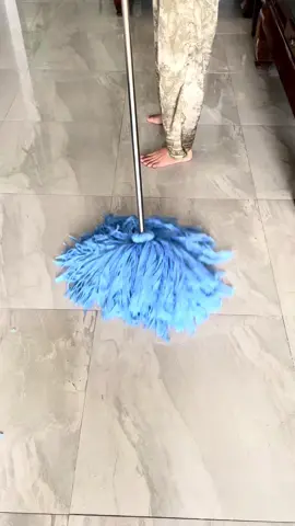 🧼 Cây lau nhà mùng màu xanh – nhẹ tay mà sạch sâu cực đỉnh! Từ ngày xài em này 👉 lau nhà sạch hơn mà không còn đau tay – mỏi lưng như mấy cây cũ nữa. 💧 Vải mùng mềm – thấm hút tốt, lau 1 lần là sạch, không để lại vệt. 🌀 Xoay nhẹ là vắt khô, nước không văng tung tóe, sàn khô nhanh. 🪶 Thân dài tới 1m5, lau được gầm tủ, gầm giường dễ dàng. 🎯 Đặc biệt màu xanh đẹp mắt, nhìn là thấy mát lòng mát dạ rồi 😍 📦 Giá mềm, dùng bền, đáng từng đồng! 📩 Ai cần để lại chấm hoặc nhắn tin mình tư vấn nha! #caylaunha #vaimung #launhade #giadungthongminh #doGiaDung #nhaxinh #noitrogiadinh 