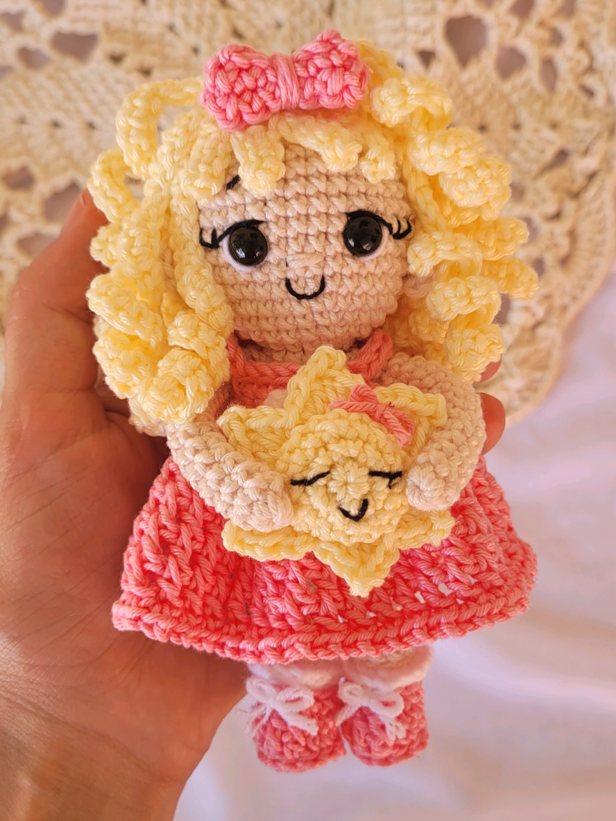 Uma das 5 versões da bonequinha Nana Petit 😊!  E-book disponível no meu site, no link da bio!  #crochetproject #crochetando #crochetersoftiktok #crochet #croche #semprecirculo #amigurumi 