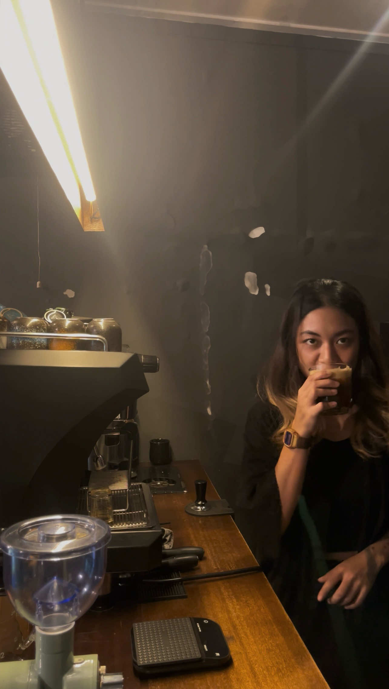 Kita tumbuh, bukan untuk membenarkan semua cerita yang mereka ciptakan— cerita yang dibentuk dari jarak dan dipenuhi prasangka, lebih mencerminkan ketakutan mereka, bukan kebenaran tentang diri ini. Menjadi dewasa tak selalu berarti menjawab segalanya. Tak perlu terus menguras batin hanya untuk menenangkan suara-suara yang tak pernah benar-benar peduli. Karena menjadi diri sendiri, adalah tahu kapan diam adalah perlindungan, dan kapan menjaga jarak adalah bentuk lain dari menjaga keutuhan. . . #koma #koffiemabelas #ceritahimadanuapnya #coffee #coffeeaddict #coffeetiktok #coffeeart #coffeetime #coffeehouse #coffe #coffeedaily #dailyvlog #daily #himamenyeduh 