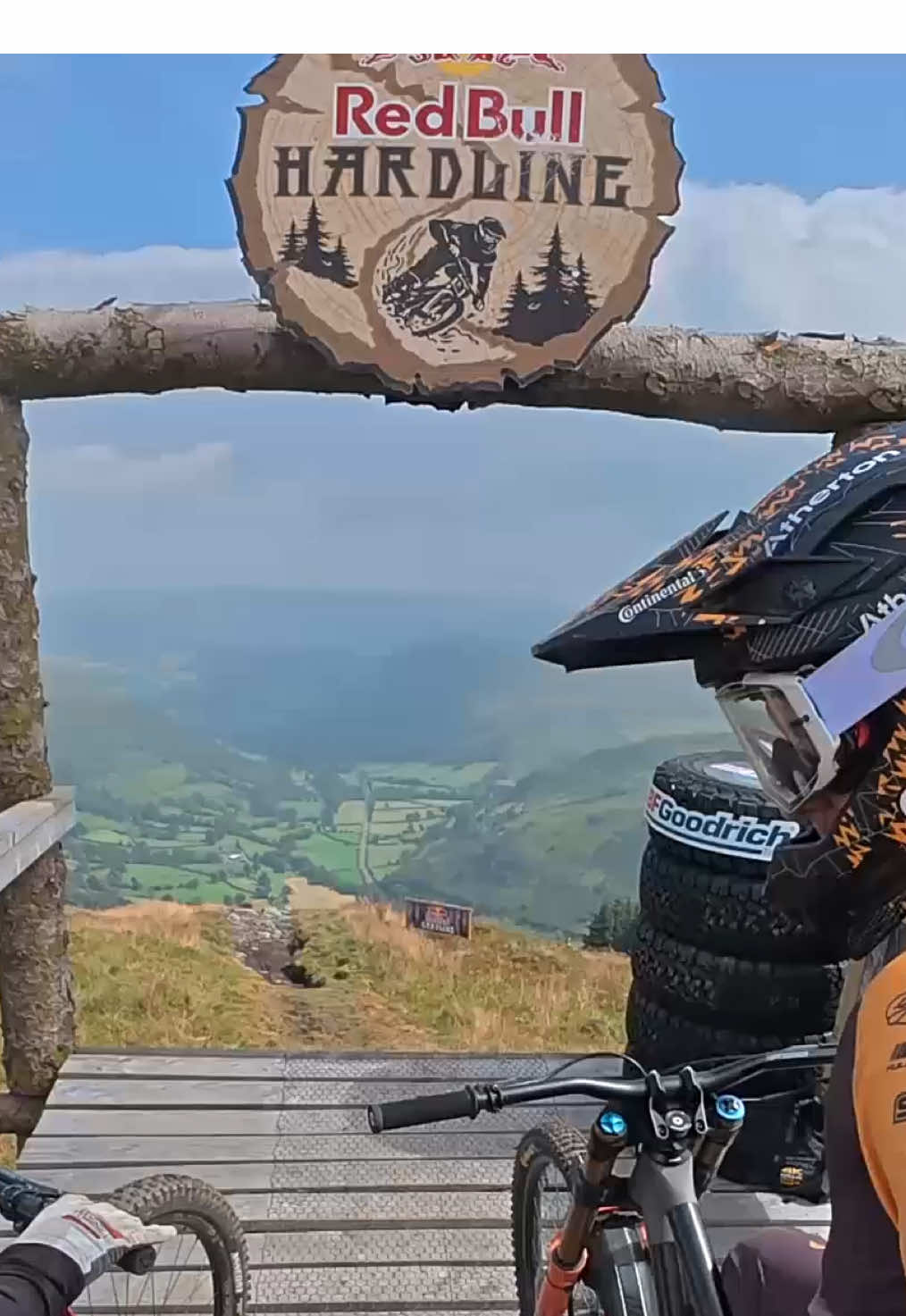 ¿Quién se animaría a bajar este cerro? 🤯 Sin duda @Jerónimo Paez  #redbullhardline #hardline #latam 