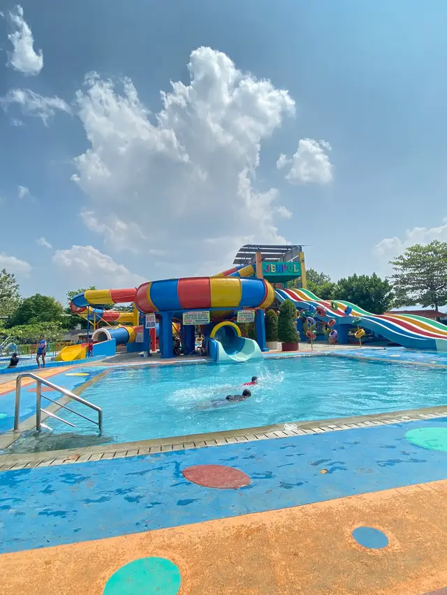 Rekomendasi Kolam Renang dengan Destinasi Menarik,ccok bgt buat foto“ juga😍  HTM $25.000,- (semua umur) 📍Lokasi Ciledug #Fyp #Kolamrenang #waterboom