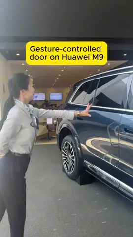 NO WAY! open the door without touching it?#huawei #dubai #chinesecar #m9 #UAE #UAECarTok #سيارات_الخليج #foryoupage