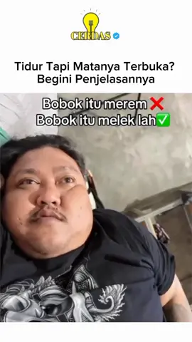 Tidur dengan mata terbuka adalah kondisi yang sebenarnya cukup umum dan dikenal dalam dunia medis sebagai nocturnal lagophthalmos. Ini terjadi ketika seseorang tidak bisa menutup matanya sepenuhnya saat tertidur. Meski terlihat aneh, hal ini bisa terjadi tanpa disadari oleh si orang itu sendiri. Ada yang matanya hanya sedikit terbuka, tapi ada juga yang benar-benar kelihatan seperti masih terjaga. Penyebabnya bisa macam-macam. Bisa karena bentuk kelopak mata yang secara alami tidak bisa menutup rapat, bisa juga karena gangguan pada saraf wajah, seperti setelah stroke ringan atau kondisi seperti Bell's palsy. Bahkan kelelahan ekstrem atau stres juga bisa bikin orang tidur dengan pola yang nggak biasa. Biasanya tidak berbahaya kalau tidak menyebabkan iritasi atau mata kering. Tapi dalam jangka panjang, kalau mata sering terpapar udara dan cahaya saat tidur, bisa menimbulkan masalah pada kornea. Makanya kalau seseorang sering mengalami ini dan merasa matanya perih atau kering saat bangun, ada baiknya diperiksa ke dokter mata.