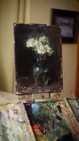 Carnations are one of my favorite flowers to paint! The frilled edges and layered petals allow for such painterly, abstract brushstrokes. If you are interested in learning alla prima floral painting, make sure to check out my workshop at Atelier Dojo in Austin, TX. It's coming up soon (August 8th) so make sure to sign up if you're interested! #floral #oilpainting 