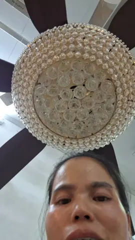 quạt trần đèn chùm sang trọng chuyên lăp phòng khách. #tongkhoquatdenhuongtu #quattran #quattrangtri #tongkhoquatdenhuongtu 