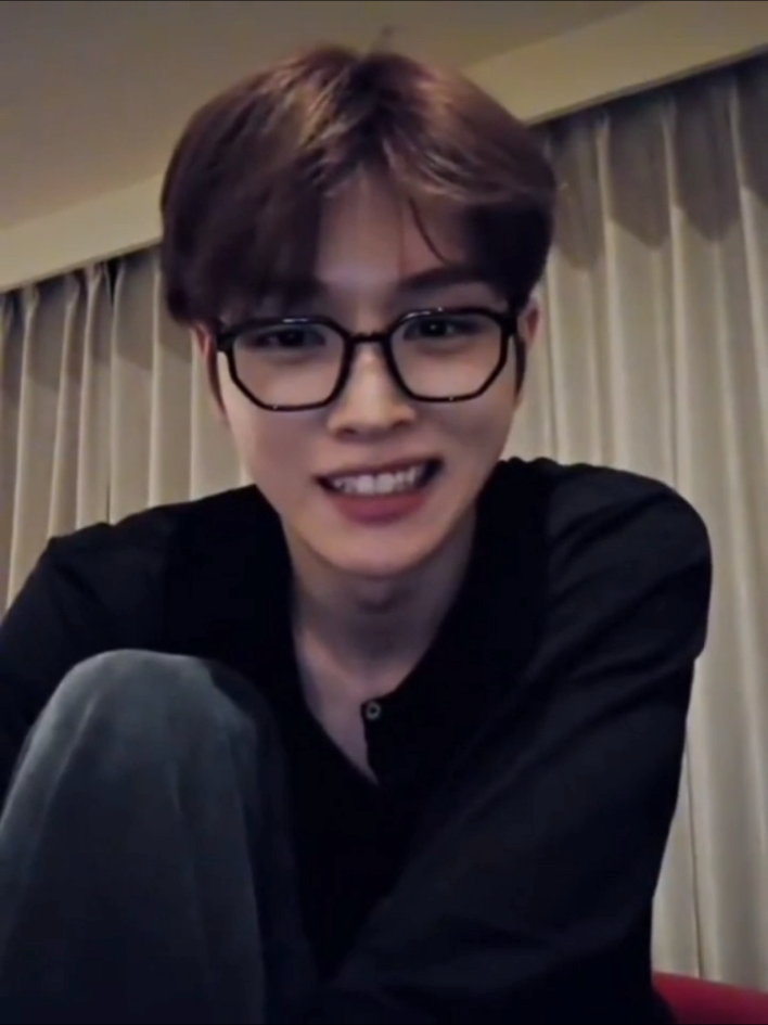 Hari itu, Sungchan akhirnya pulang setelah tiga bulan magang di Jakarta. Tas ranselnya masih dipunggung waktu kamu keluar rumah, nyamperin dia di depan gerbang. 