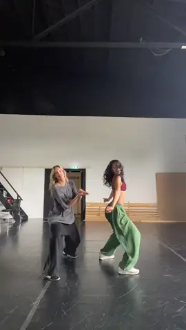 Dance Be Different is gesloten van 1 t/m 17 augustus ☀️🕶️ Maar… we zijn terug met leuke workshops in de week van 18 augustus! 💃🔥 Stay tuned 👀🎶 DC: @Vontz🧊👣  @Elise Meijer en @𝔯𝔬𝔬𝔰🥀  #foryoupagе #fyp #dancebedifferent #vacation #dancer 