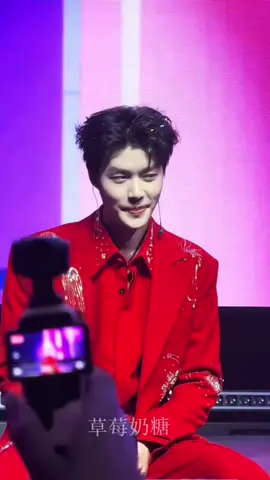 Màu đỏ này ngon trai quá 🤭🤭 #柯淳 #zhaokechun赵柯淳 #khathuan柯淳 #khathuần柯淳 #kechun #khathuần #khathuan #Love #foryou #fyp #viral #capcut #actor #acting