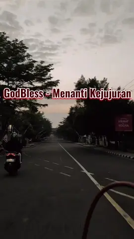 Belajarlah mengalah sampai tidak ada satu orangpun yang mengalahkanmu. Dan Belajarlah merendah sampai tidak ada satu orangpun yang merendahkanmu. Music : GodBless - Menanti Kejujuran #ciamis #musikjadul #lirycs #fyp #sorotan #pengikut #reels #fyp #motivation #katabijak 