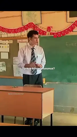 heavytimemovie Bir Ögretmenin Türkçe Ögretme Çabasl Genç bir ögretmen, atamasiyla birlikte Türkiye'nin dogusundaki bir Kürt köyüne gönderilir. Ne ögrenciler Türkçe bilmektedir, ne de ögretmen Kürtçe. Film, bir yil boyunca bu dil bariyerini asma çabasini, ögretmenin ögrencileriyle kurdugu iliskiyi ve karsilikli ögrenme sürecini belgesel bir gerçeklikle anlatir. Egitim sistemi, kültürel farkliliklar ve sessiz bir dayanisma temasi öne çikar. Film:2 Dil 1 Bavul.  #cinema #movie #film #2dil1bavul #edits 