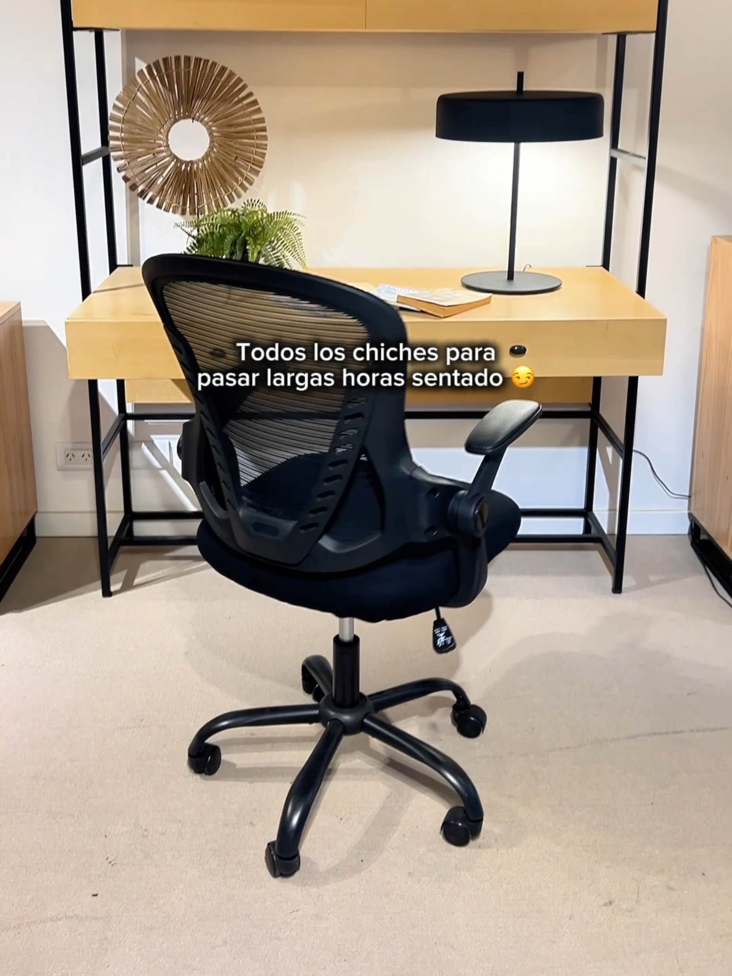 Mirá cómo se adapta a vos. La Silla Giratoria Elsinor combina diseño, confort y funcionalidad en cada detalle. ✔️ Asiento tapizado y mullido ✔️ Respaldo en tela mesh ✔️ Giro 360°, altura regulable y función basculante ✔️ Apoya brazos rebatibles y regulables ¿Listo para transformar tu forma de trabajar? 🔥 10% OFF 🔥 Transferencia. 🔥 20% OFF 🔥 Efectivo. 💳 ¡12 Pagos sin interés! 📲 01168724875 / 01130870656 💻 www.giftcollection.com.ar 🚚 Hacemos envíos a todo el país. . . . . #giftcollection #tiendamuebles #interiorismo #homedecor #diseñodeinteriores #enviosatodoelpais #diseño #interiores #argentina #homedesign #homesweethome #homeoffice