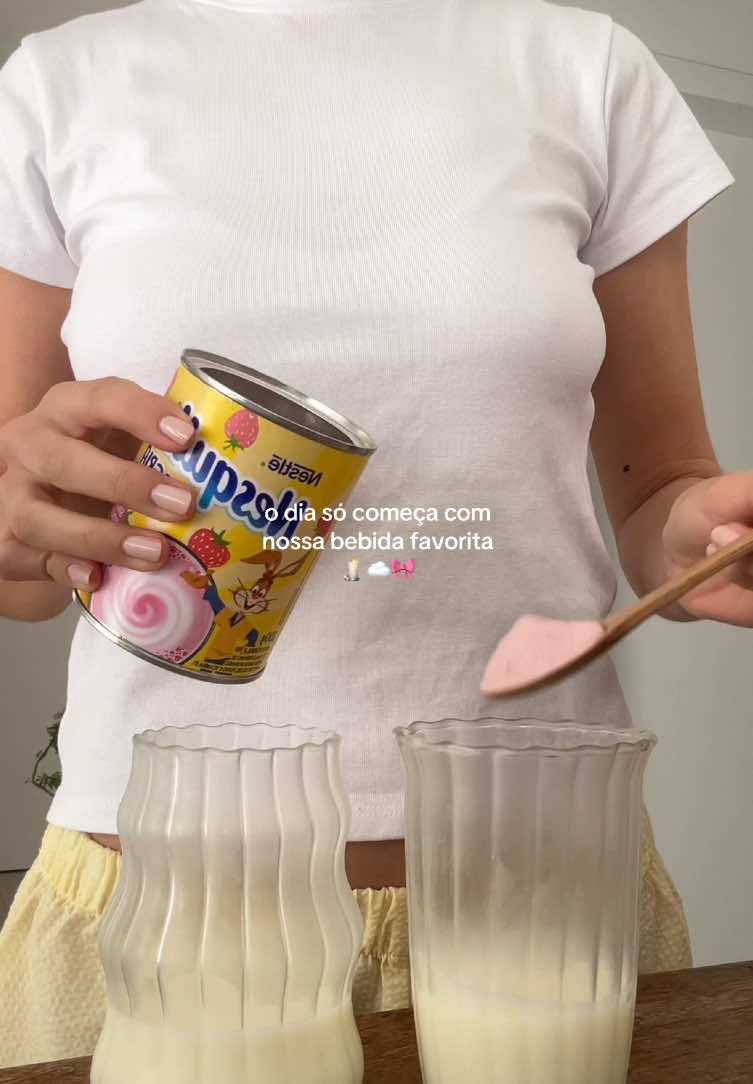Nossa bebida conforto 🎀 Misture com mixer • 90ml de leite gelado • 1 colher de chá de nesquik • 15g de whey de sorvete de creme @growthsupplements (o diferencial das minhas receitas) Em uma xícara separada misture • 60ml de leite ou água quente • 1 colher de chá de café solúvel (Ou se preferir faça outro tipo de café como passado ou em cápsula nessa quantidade de uns 60ml) Coloque gelo e adicione o café no copo ⭐️🎀   #icedlatte #nesquiklatte #cozy #cozymorning #coffee 