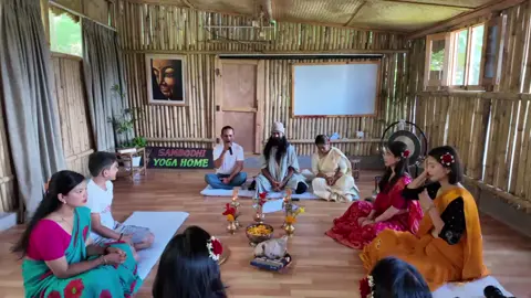#ytt #teachertraining #yoga #mantra #vedicmantra #chanting #devotion #sambodhiyogahome #group #bhajan #kritaneyyyy #hindu #graduate #Hiking 