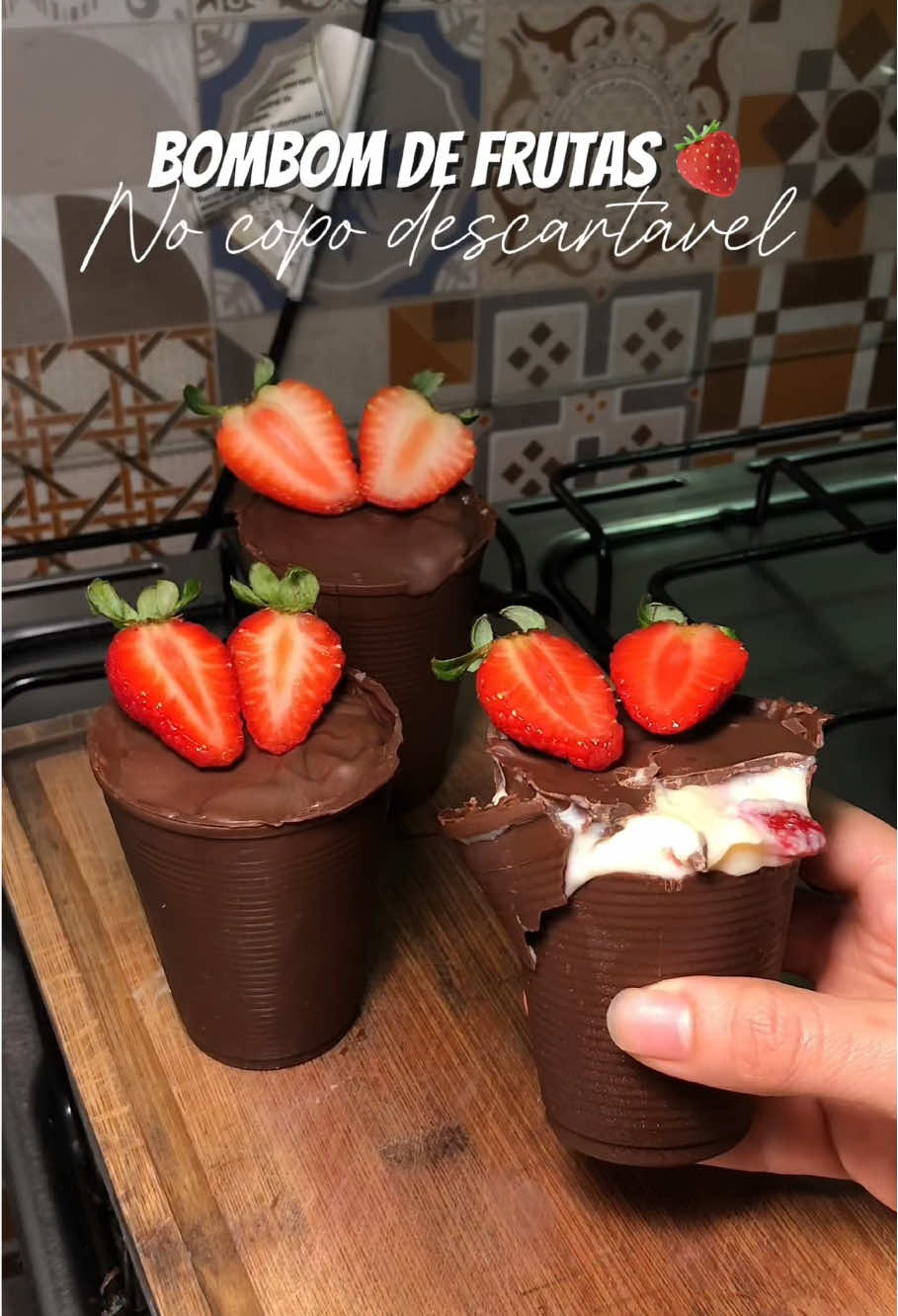 Bombom de frutas no copo 🍓 #bombom #bombomdemorango #chocolate #sobremesa #receitasimples #foryoupage #fyp 