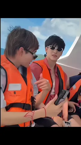 Teryata kalah dari gula mereka ini karnaa sweet bgt dan adem aja lihatnyaa🥹🫶🏻  #SKYNANI #moment #sweet #bromance #skywongravee #hirunkit_ #xyzbca 