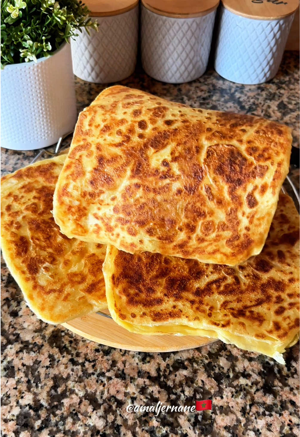 مسمن خطير بالفينو 🤤😍 4 كؤوس سميد ناعم جدا (فينو) 500 غ  كأس دقيق حلويات : 110 غ ملعقة كبيرة سكر  2 ملاعق كبيرة حليب بودرة  ملعقة صغيرة ملح 🧂  ماء للعجن 2 كؤوس ونص تقريبا 400 مل  زبدة 🧈 طرية 3 ملاعق كبيرة  زيت كأس غير مملوء 120 مل #طبخ #cooking #cuisine #المغرب🇲🇦تونس🇹🇳الجزائر🇩🇿 #طبخ_مغربي #مطبخ_مغربي #اكسبلور 