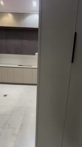 مطبخ مودرن الوان صريحه وتعطيك انطباع جميل للمطبخ #مطابخ_رواس #سحابات #مطابخ_عصرية #مطابخ_حديثه #مطابخ_الرياض #رف #مسكات #مطابخ #حي #اكسبلورexplore #ترند #مفصلات #مطابخ_خشب 