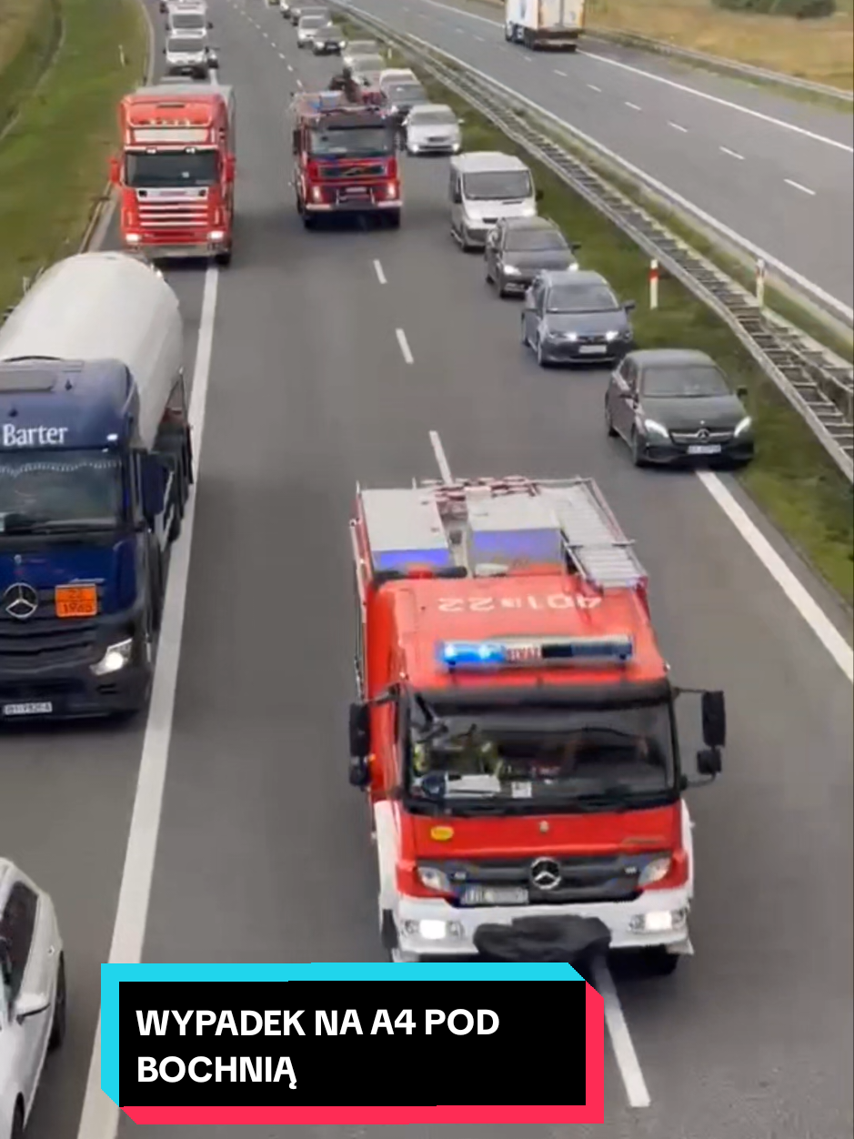 🔴 #PILNE‼️Na 461 kilometrze autostrady A4 w kierunku Tarnowa (za węzłem Bochnia) doszło do zdarzenia drogowego z udziałem dwóch samochodów osobowych. Osoby podróżujące pojazdami pod opieką ratowników. Ruch odbywa się pasem awaryjnym.  Siły i środki: JRG Bochnia x3 OSP KSRG Chodenice  Policja  ZRM  Służba Autostradowa  Fot. Filip - dziękujemy 🤝 _______________________________________ 🛑 Widzisz pożar, utrudnienia lub kolizję 🛑 🆘 Poinformuj nas WhatsApp 795 783 072 ☎ ✉️ Napisz prywatną wiadomość Facebook 📮 📸 Udostępnimy Twoje zdjęcia i filmy ✅ 🔴 Korytarz życia utworzony na bocheńskim odcinku autostrady A4 w kierunku Tarnowa oraz przejazdy służb ratunkowych do zdarzenia na 461 kilometrze autostrady - autor Filip.