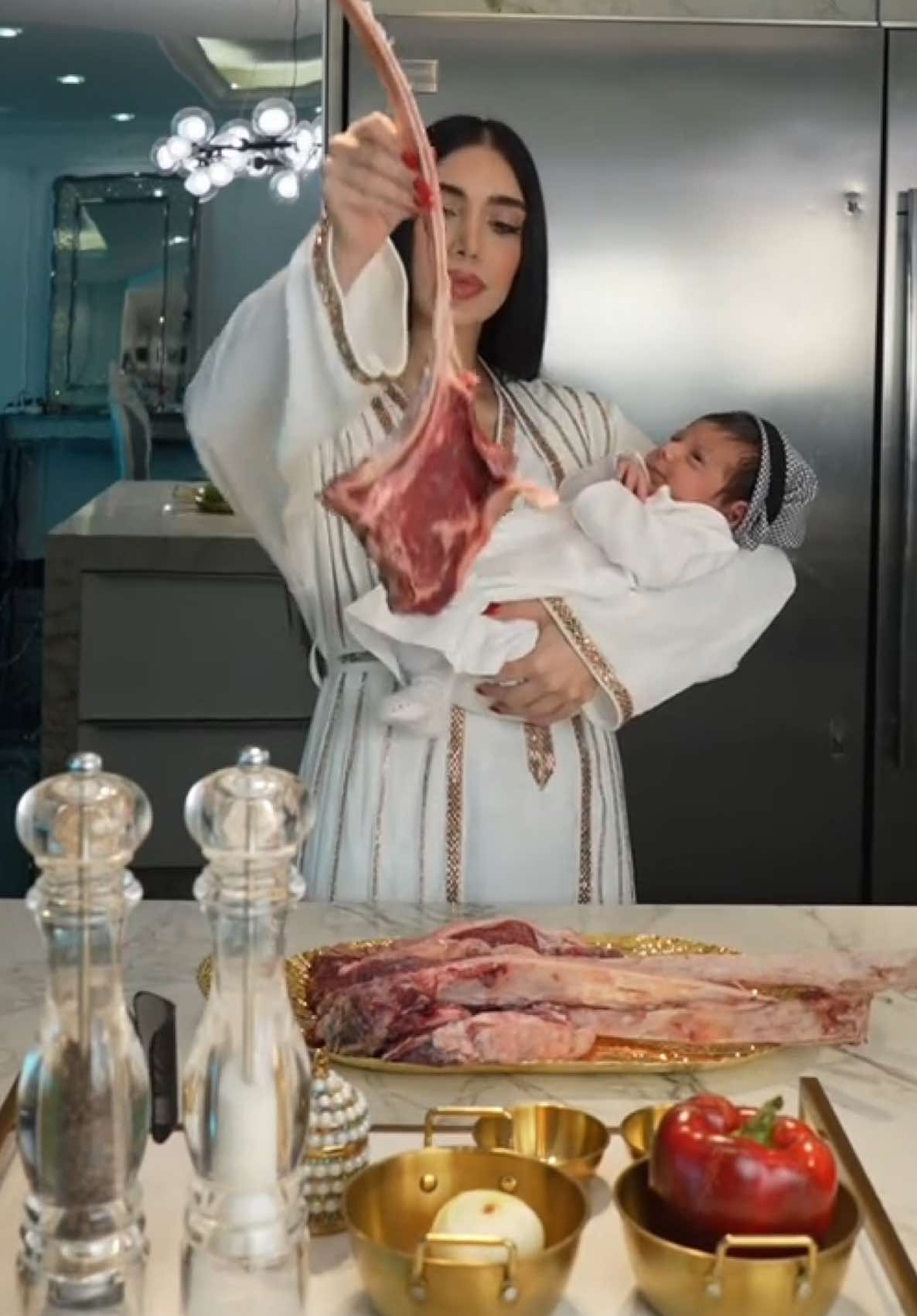 Tomahowk steak bañado en oro 24k🥩  (just content) #contenido #miniarabe  #sultan #chimuchurri 