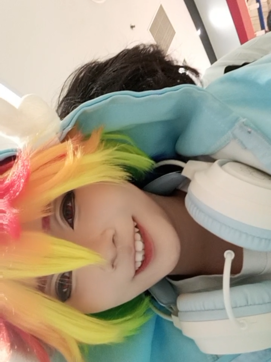 Lean on my shoulder if you feel tired 🤭 #cosplay #pony #rainbowdash #ponycosplay #sweetietina 