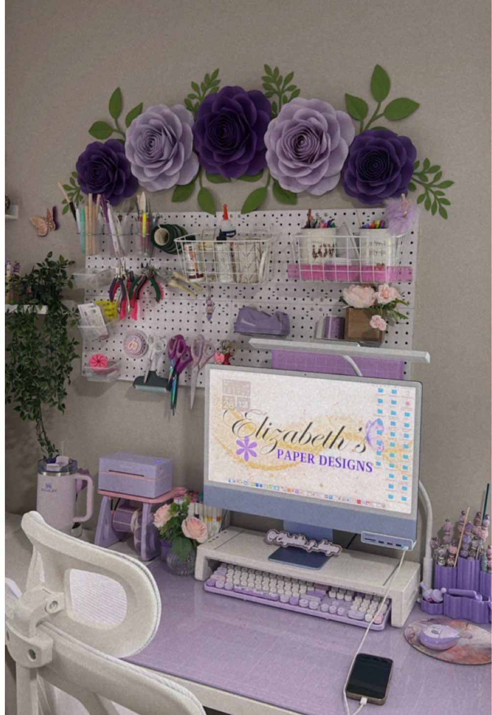 Una esquinita de mi cuarto de manualidades 😍💜 Este set de rositas lo hicimos desde 0 en mi suscripción, si quieres aprender a hacerlo puedes suscribirte en mi página web el link esta en mi biografía 🫶🏻 . #elizabethspaperdesigns #fy #SmallBusiness #artist #hechoamano #decor #office #craftroom #greenscreen #fyp #paratupagina #parati 