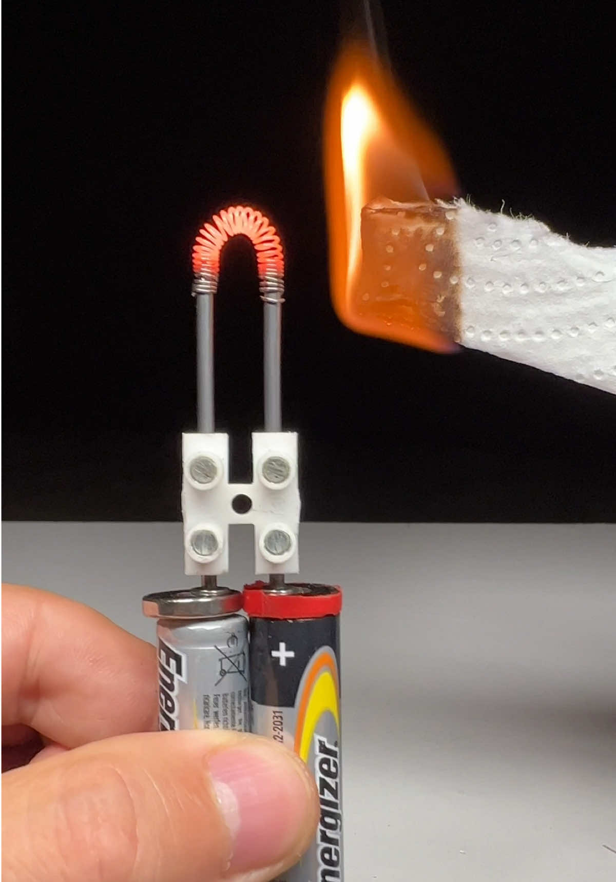 🔥Who would have thought you could start a fire with just two batteries? It might seem crazy, but you can actually start a fire using just two batteries! This ingenious trick is perfect for emergencies or camping trips. Watch until the end to see how it's done: you won't believe how easy it is! #FireStarting #LifeHacks #DIY #SurvivalTips #CampingHacks #EmergencyPreparedness