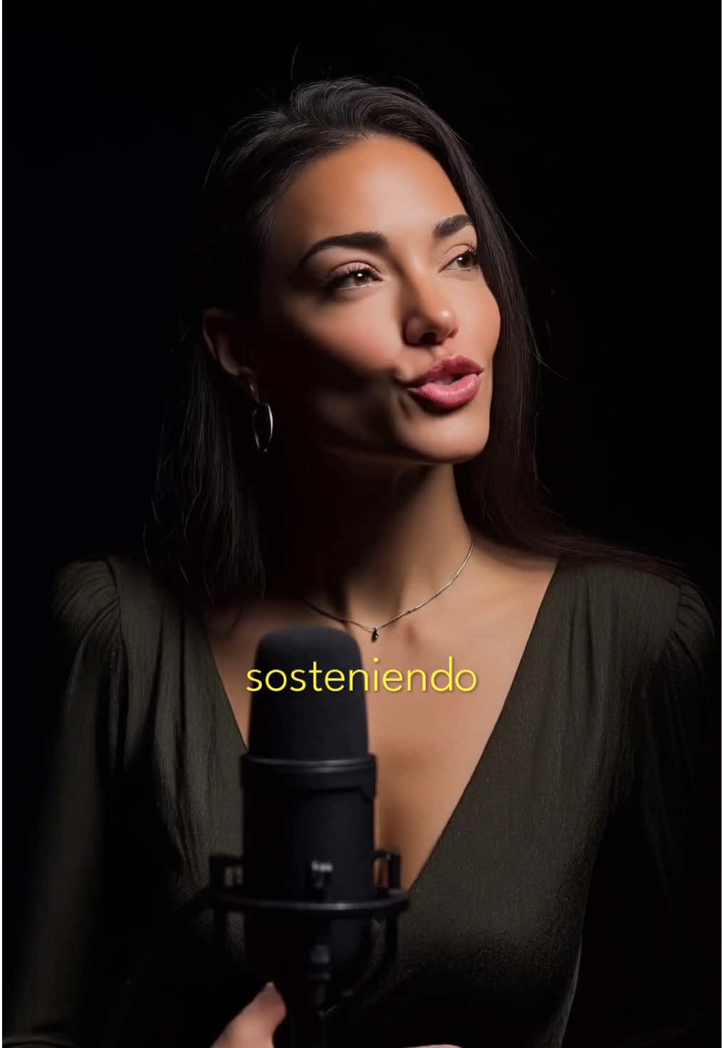 ¿Sabes qué nos pasa a las mujeres que vivimos atrapadas en la energía masculina? Que nos cuesta parar… Que nos da culpa descansar… Que sentimos que si no lo hacemos nosotras, nadie lo hará bien. Vivimos resolviendo, cargando, sosteniendo… pero por dentro, algo se rompe. Y aunque parecemos fuertes, estamos agotadas. La energía femenina no es debilidad. Es pausa. Es confianza. Es volver a ti. ✨ Empezamos este lunes el programa gratuito “Bienvenida a Recibir” 🌙 Una experiencia para reconectar con tu energía femenina. 📲 Link en mi perfil. ¡Aún estás a tiempo! #energíafemenina #mujerespoderosas #sanacionfemenina #vulnerabilidadconsciente #mujeres