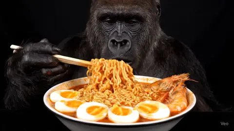 #creatorsearchinsights Gorilla does Spicy ramen Food Mukbang#mukbang #spicy #gorilla #fyp 