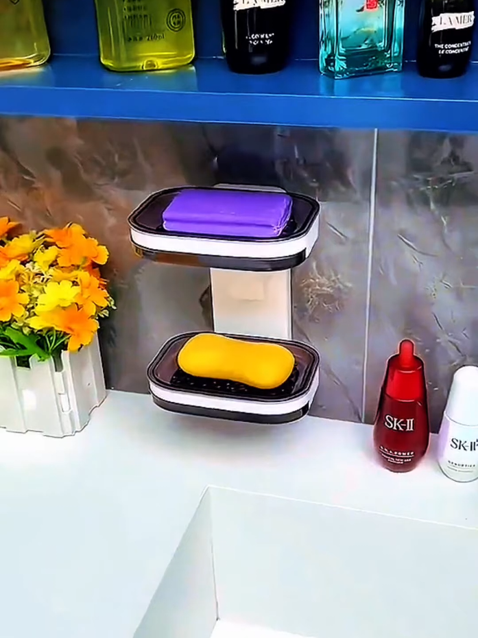 Saboneteira Dupla com Drenagem e Fixação Sem Furo --- #Saboneteira #BanheiroOrganizado #DrenagemInteligente #CasaSemBagunça #FixaçãoAdesiva #DicaDeBanheiro #OrganizaçãoDoLar #DecorBanheiro #Achadinhos #SemFurar #ProdutosQueFacilitam